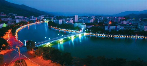 墙面裂缝和物业管吗（室内墙面裂缝与物业什么关系）